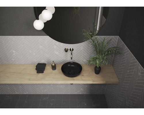 Moderne badkamer met wastafel, spiegel en houten plank