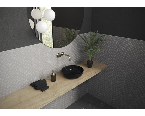 Moderne badkamer met zwarte wastafel, houten tafel en wandtegels in visgraatmotief