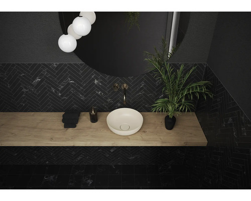 Moderne badkamer met zwarte marmeren vloer, wastafel met opzetwastafel en spiegel