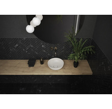 Moderne badkamer met donkere tegels, houten wastafel en opzetwastafel