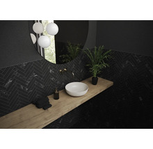Moderne badkamer met zwart visgraatmotief, wastafel, spiegel en houten vloer