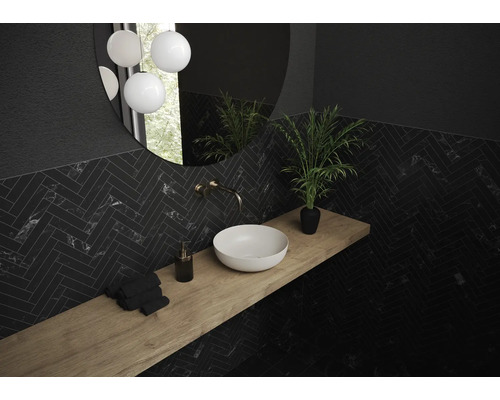 Moderne badkamer met zwart visgraatmotief, wastafel, spiegel en houten vloer