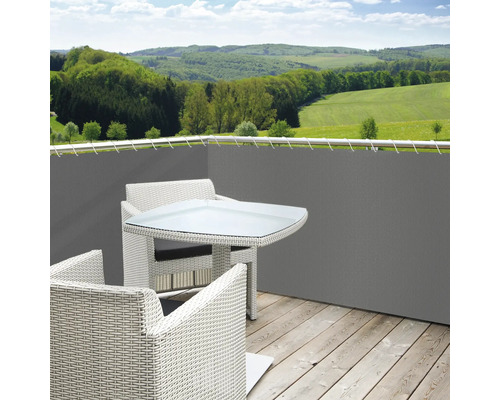 Balkon met privacyscherm, tuintafel en stoelen