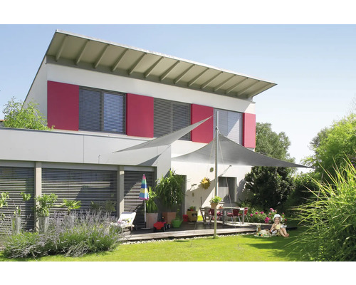 Huis met zonnescherm in de tuin voor bescherming tegen de zon