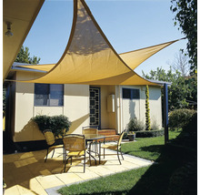 Terras met driehoekig zonnescherm, tafel en stoelen