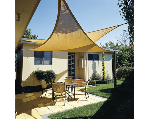 Terras met driehoekig zonnescherm, tafel en stoelen