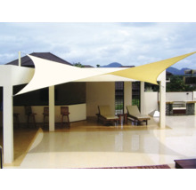 Terras met schaduwdoek en ligstoelen voor buiten