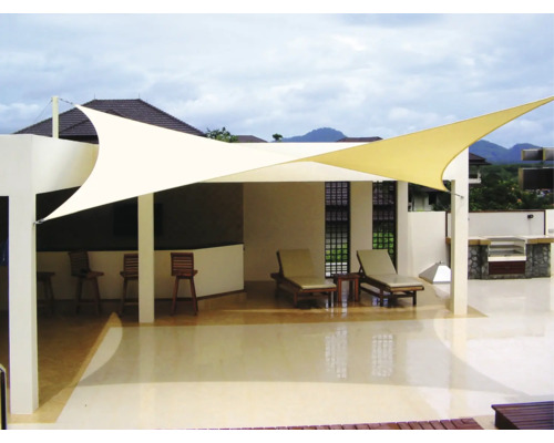 Terras met schaduwdoek en ligstoelen voor buiten