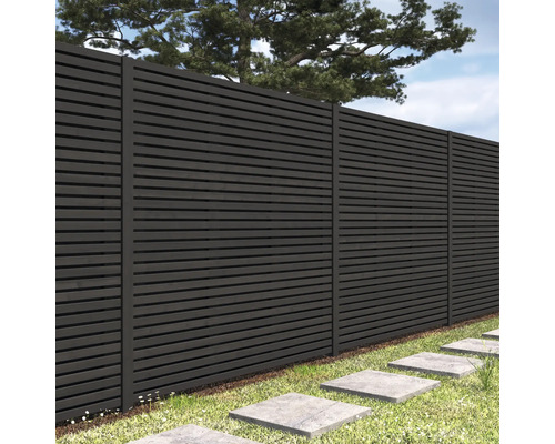 Moderne houten schutting met horizontale lamellen in de tuin