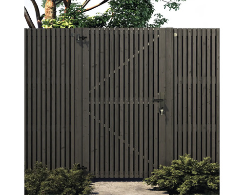 Hoge houten schutting met afsluitbare tuinpoort