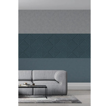 Woonkamer met een wandpaneel met geometrisch patroon boven een bank