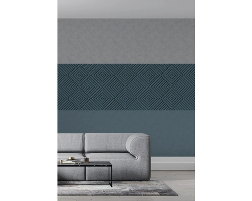 Woonkamer met een wandpaneel met geometrisch patroon boven een bank