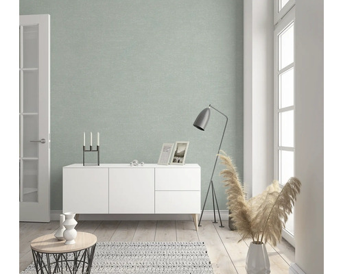 Lichte woonkamer met mintgroen behang, dressoir en staande lamp