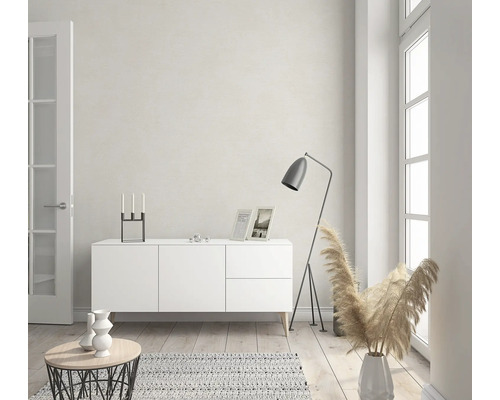 Woonkamer met dressoir, staande lamp, decoratie en tapijt