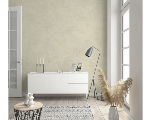 Moderne woonkamer met dressoir, staande lamp en textielbehang