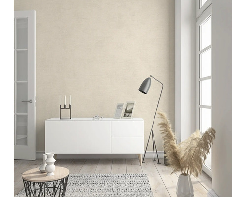Lichte woonkamer met dressoir, vloerlamp, decoratie en behang met patroon