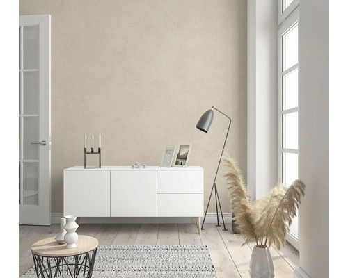 Woonkamer met wit dressoir, staande lamp en decoratie