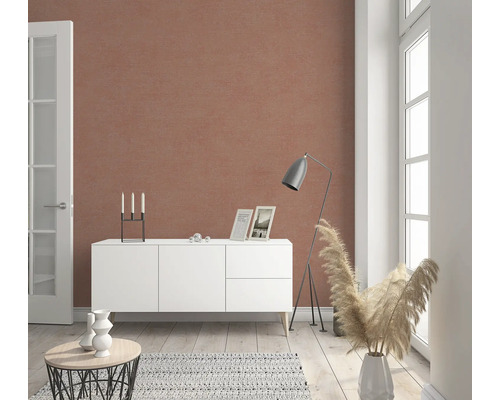 Woonkamer met dressoir, staande lamp, decoratie en deur
