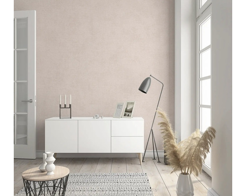 Woonkamer met dressoir, staande lamp en decoratieve elementen voor een stijlvolle inrichting