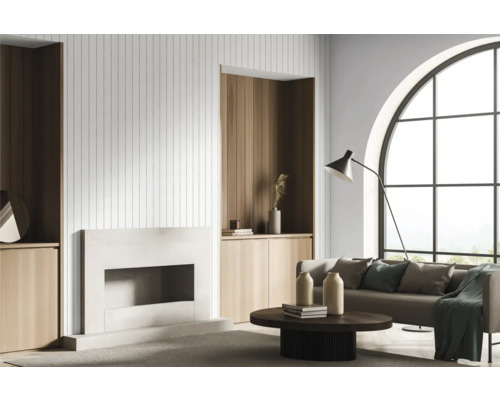 Lichte woonkamer met open haard, bank, tafel en groot raam