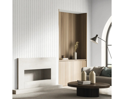 Lichte woonkamer met open haard, houten elementen en een ronde salontafel.