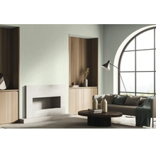 Woonkamer met open haard, bank, staande lamp en groot raam
