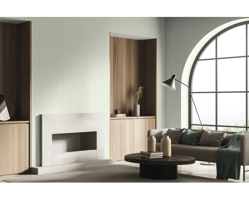 Woonkamer met open haard, bank, staande lamp en groot raam