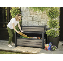 Vrouw opent tuinbank met opbergruimte voor tuingereedschap en accessoires.