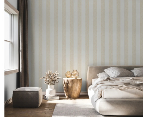 Slaapkamer met gestreept behang, bed, houten bijzettafel en raam met gordijn