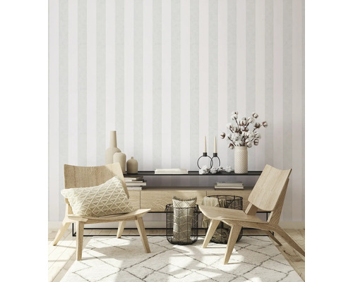 Woonkamer met gestreept behang, houten stoelen en decoratieve accessoires
