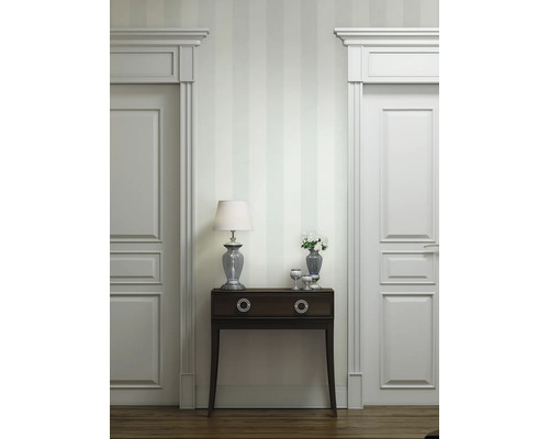 Elegant interieur met twee deuren, console, tafellamp en decoratie