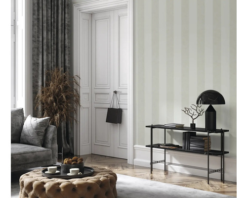 Elegant interieur met gestreepte behang, bank, deur en decoratie