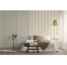 Slaapkamer met gestreept behang, bed en houten kruk