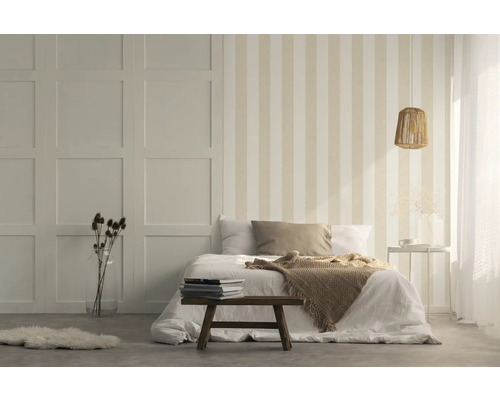 Slaapkamer met gestreept behang, bed en houten kruk