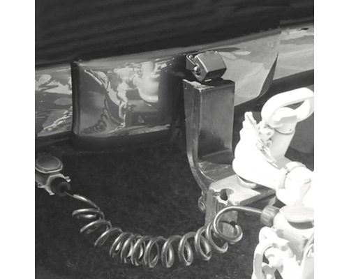 Trekhaak met spiraalkabel op voertuig