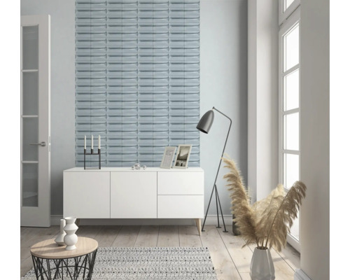 Woonkamer met wandpanelen, dressoir, staande lamp en decoratie