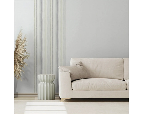 Woonkamer met bank, bijzettafel en decoratief gordijn voor een lichte, moderne sfeer.