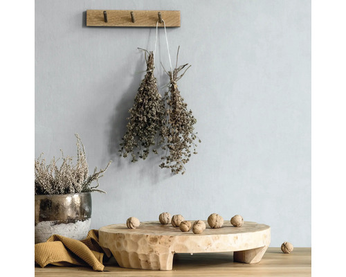 Decoratieve scène met houten kruk, kruiden en noten.