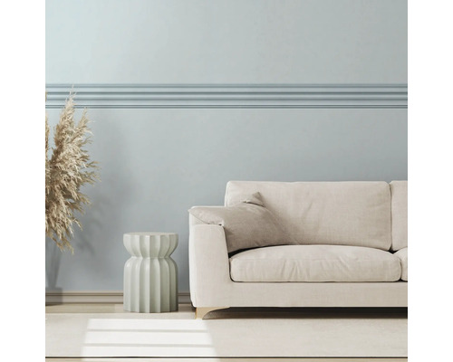 Lichte woonkamer met bank, bijzettafel en decoratie