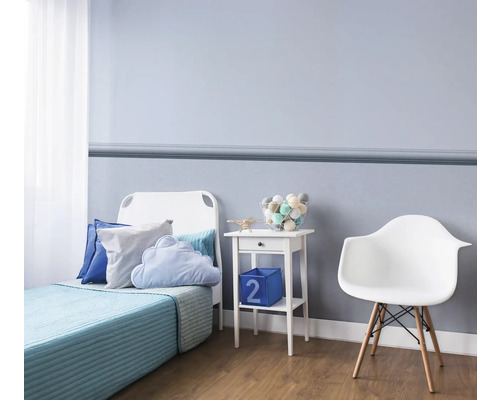 Kinderkamer met bed, nachtkastje en stoel