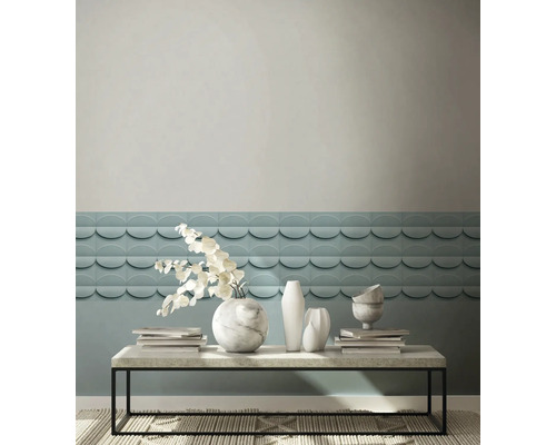 Decoratieve woonkamer met wandpanelen, vazen en tafel