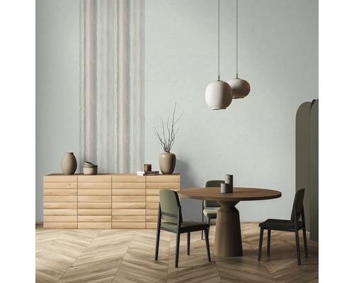 Lichte eetkamer met houten vloer, eettafel, stoelen, dressoir en hanglampen