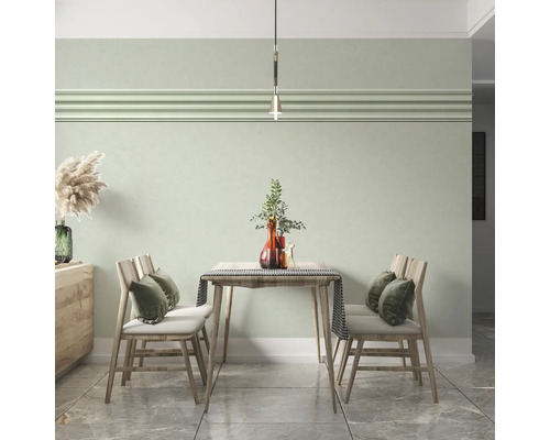 Lichte eetkamer met houten tafel, stoelen en decoratieve elementen