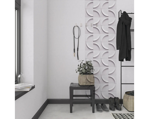 Entree met kapstok, plant, kruk, schoenen en decoratieve wandbekleding.