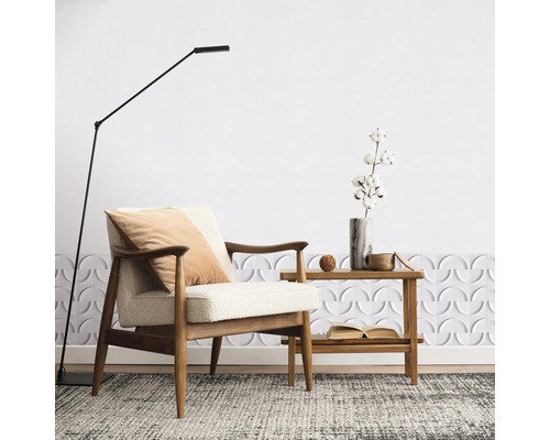 Woonkamer met fauteuil, vloerlamp en bijzettafel