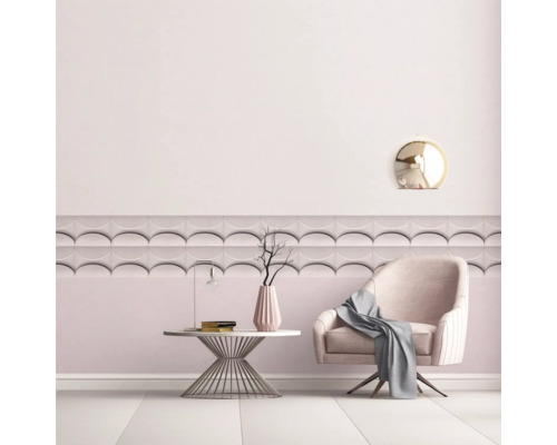 Lichte kamer met decoratie, fauteuil, tafel en wandpanelen