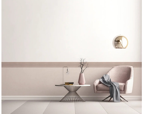 Woonkamer met fauteuil, tafel, lamp en decoratie