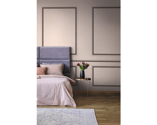 Slaapkamer met bed, nachtkastje en wandpanelen in klassieke stijl