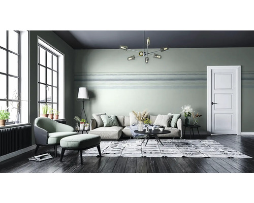 Woonkamer met bank, fauteuil, vloerkleed en kamerplanten in een modern design.