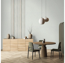 Eetkamer met eettafel, stoelen, dressoir en hanglampen in een helder, modern design.